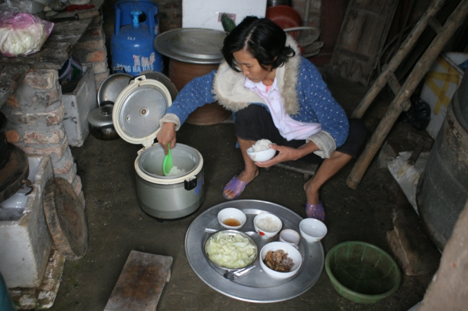 Những ng&agrave;y n&agrave;y c&oacute; nhiều người qua lại nh&agrave; n&ecirc;n &ocirc;ng Nhiễm mới mở cửa cho chị Hiểu ra ngo&agrave;i.