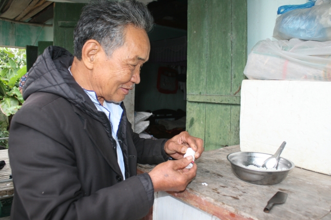 X&oacute;t xa hơn, &ocirc;ng Nhiễm kể với ch&uacute;ng t&ocirc;i rằng, h&agrave;ng ng&agrave;y để c&aacute;c con ngủ, m&igrave;nh c&oacute; thể v&agrave;o trong dọn dẹp được, &ocirc;ng phải trộn thuốc ngủ v&agrave;o b&aacute;t cơm của con.