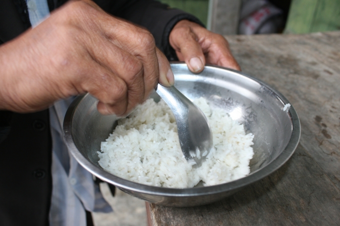 B&aacute;t cơm ấy kh&ocirc;ng chỉ trộn thuốc ngủ m&agrave; trộn cả giọt nước mắt của người cha gi&agrave;.