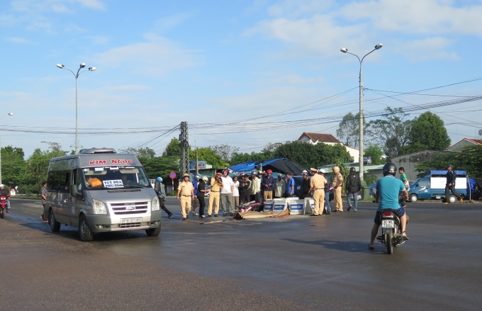 Hiện trường TNGT (ảnh Văn Ho&agrave;ng).