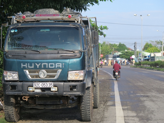 Sau khi va chạm, xe tải chạy th&ecirc;m 100m mới dừng lại (ảnh Văn Ho&agrave;ng).