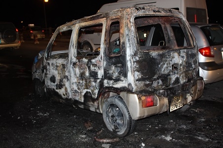 Chiếc xe bẩy chỗ ch&aacute;y chỉ c&ograve;n trơ khung sắt. Ảnh: Như Trường