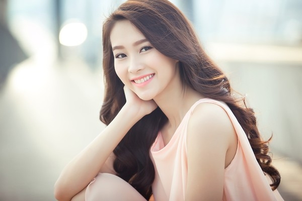 Nụ cười v&ocirc; c&ugrave;ng tươi tắn, rạng rỡ cũng l&agrave; một điểm l&agrave;m n&ecirc;n thương hiệu cho vẻ đẹp của Đặng Thu Thảo.