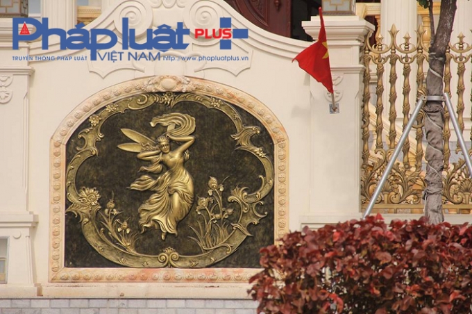 Tường bao xung quanh hai t&ograve;a nh&agrave; được thiết kế với những bức tranh mạ đồng độc đ&aacute;o.