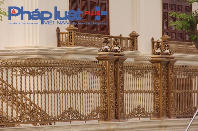 Hệ thống tường r&agrave;o của t&ograve;a nh&agrave; được thiết kế tinh sảo với những họa tiết phức tạp mạ đồng sang trọng.