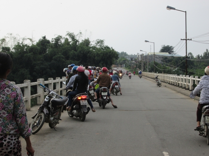 Người d&acirc;n hiếu kỳ đến xem (ảnh Văn Ho&agrave;ng).