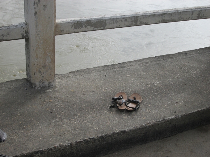 Đ&ocirc;i gi&agrave;y của nạn nh&acirc;n tại hiện trường (ảnh Văn Ho&agrave;ng).