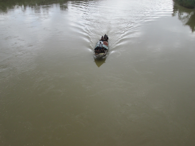 Lực lượng chức năng t&igrave;m kiếm thi thể nạn nh&acirc;n (ảnh Văn Ho&agrave;ng).