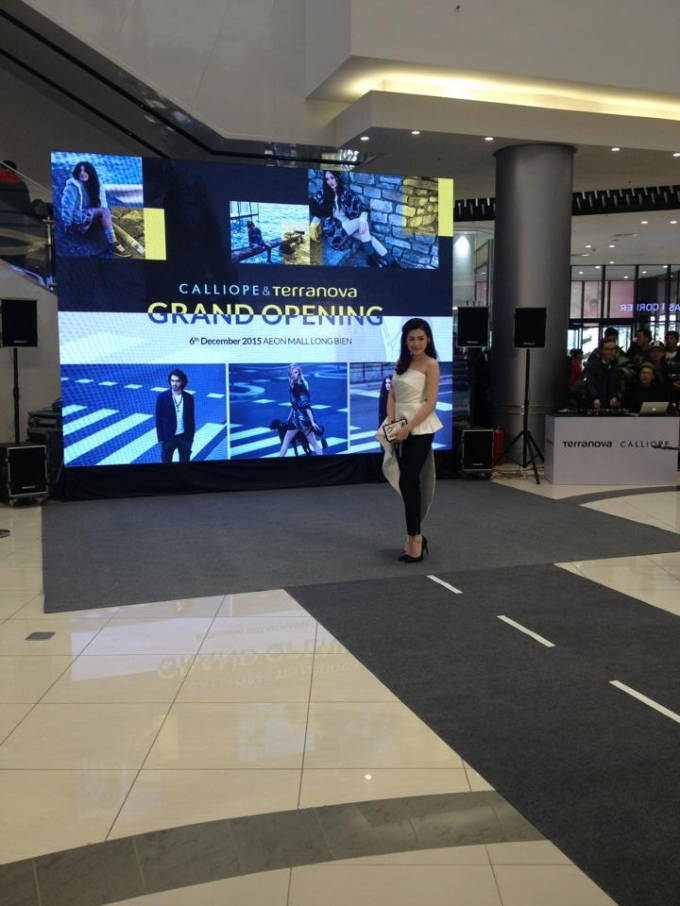 Tham dự buổi khai khai trương c&ograve;n c&oacute; sự hiện diện của nhiều người mẫu.