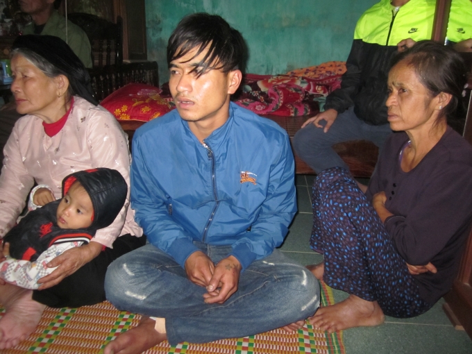 Anh T&acirc;n v&agrave; người mẹ gi&agrave; ng&agrave;y đ&ecirc;m tr&ocirc;ng tin con về