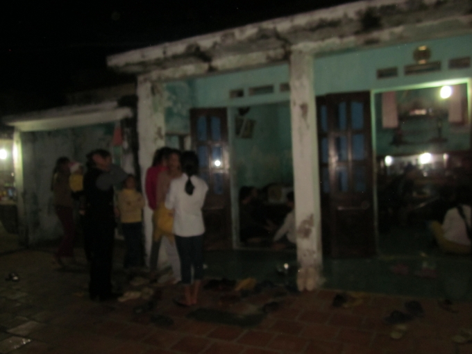 B&agrave; con lối x&oacute;m đến thăm hỏi, động vi&ecirc;n T&acirc;n v&agrave; gia đ&igrave;nh&nbsp;