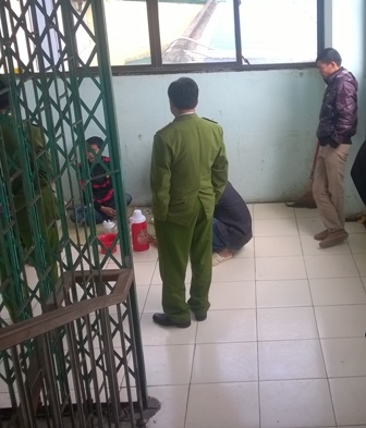 Lực lượng CA lu&ocirc;n c&oacute; mặt để canh giữ hung thủ Tường