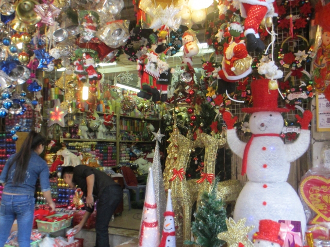 Người tuyết đ&atilde; được trang tr&iacute; c&ocirc;ng phu v&agrave; b&agrave;y biện trước cửa h&agrave;ng