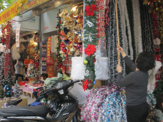 Lung linh sắc m&agrave;u Noel tr&ecirc;n phố H&agrave;ng M&atilde;
