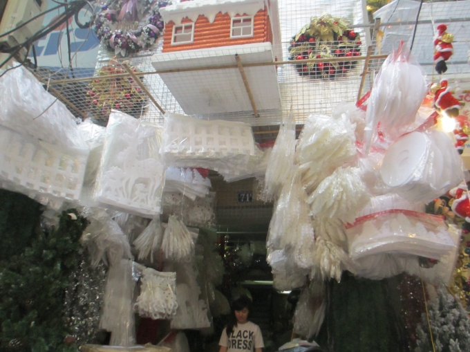 Lung linh sắc m&agrave;u Noel tr&ecirc;n phố H&agrave;ng M&atilde;