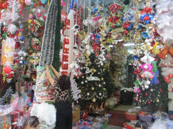 Lung linh sắc m&agrave;u Noel tr&ecirc;n phố H&agrave;ng M&atilde;