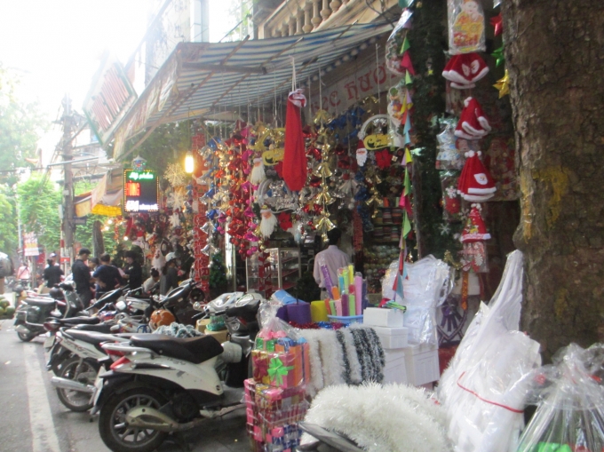 Lung linh sắc m&agrave;u Noel tr&ecirc;n phố H&agrave;ng M&atilde;
