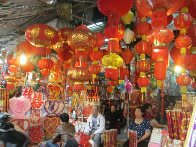 Đ&egrave;n lồng với m&agrave;u sắc rực rỡ được treo b&aacute;n rất nhiều