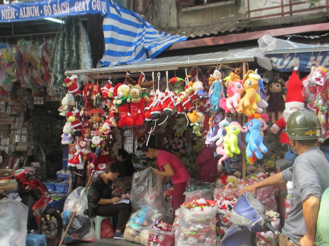 Những &ocirc;ng gi&agrave; Noen được treo b&aacute;n đầy cửa h&agrave;ng