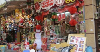 Lung linh sắc màu Noel trên phố Hàng Mã