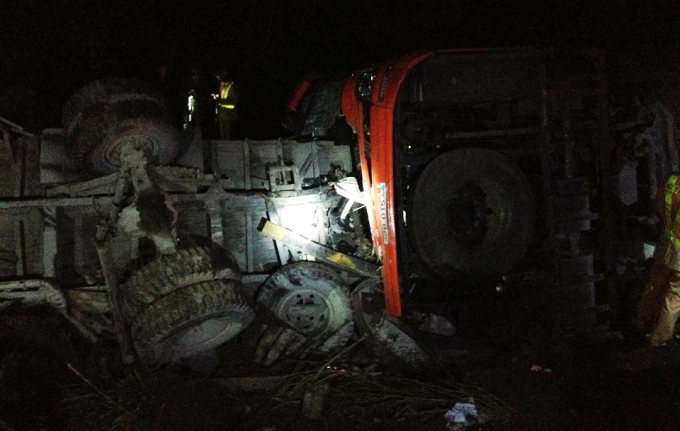 Xe kh&aacute;ch loại 54 chỗ l&uacute;c n&agrave;y đang chở rất nhiều h&agrave;nh kh&aacute;ch bị lật nh&agrave;o.