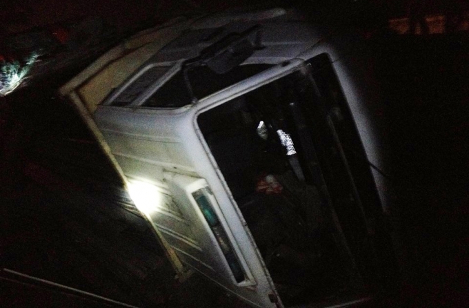 Xe tải cũng bị lật nh&agrave;o b&ecirc;n vệ đường cao tốc.