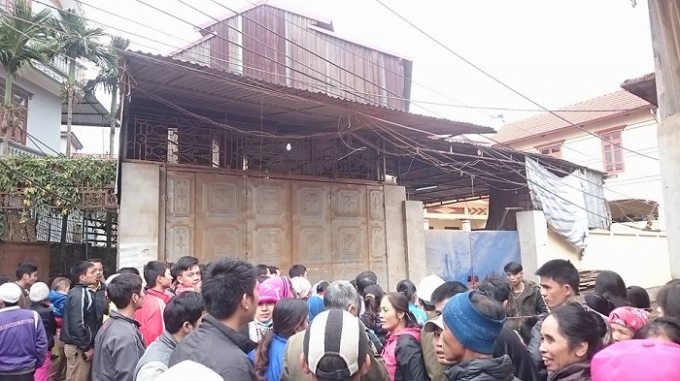 Đ&ocirc;ng đảo người d&acirc;n b&agrave;ng ho&agrave;ng về sự việc xảy ra.