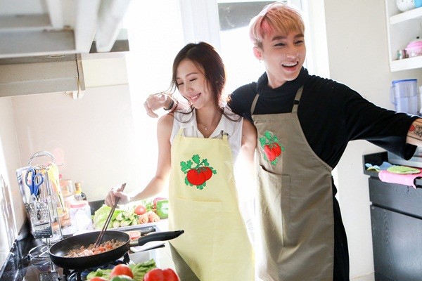 C&ocirc; kết hợp ăn &yacute; với nam ca sĩ trong &ldquo;Chắc ai đ&oacute; sẽ về&rdquo;. Ảnh: Internet