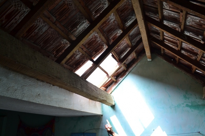 Long r&uacute;t ng&oacute;i ra để leo v&agrave;o.