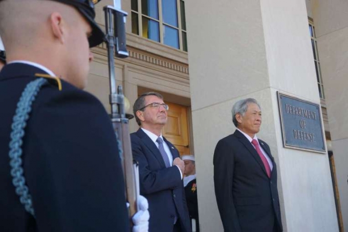 Bộ trưởng Quốc ph&ograve;ng Hoa Kỳ Ash Carter (b&ecirc;n tr&aacute;i) v&agrave; Bộ trưởng Quốc ph&ograve;ng Singapore Ng Eng Hen (b&ecirc;n phải) (Ảnh:&nbsp;Straitstimes)