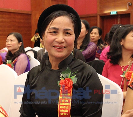 C&ocirc; gi&aacute;o d&acirc;n tộc T&agrave;y - L&yacute; Thị Định trong Lễ tuy&ecirc;n dương c&aacute;c gi&aacute;o vi&ecirc;n, nh&agrave; quản l&yacute; ti&ecirc;u biểu trong c&ocirc;ng t&aacute;c gi&aacute;o dục khuyết tật, của Bộ Gi&aacute;o dục. Ảnh: Loan Bảo.