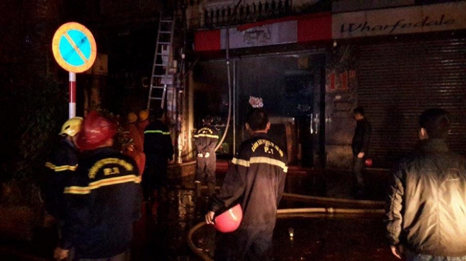 Lực lượng chức năng c&oacute; mặt tại hiện trường để khống chế đ&aacute;m ch&aacute;y.