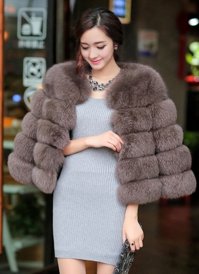 Kết hợp &aacute;o l&ocirc;ng với chiếc v&aacute;y b&oacute; ngắn lu&ocirc;n đem đến vẻ quyến rũ, sang trọng cho c&aacute;c bạn g&aacute;i. Ảnh: internet.