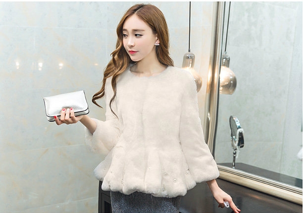 M&agrave;u trắng lu&ocirc;n đem đến vẻ thanh tho&aacute;t cho người mặc. Ảnh: internet.