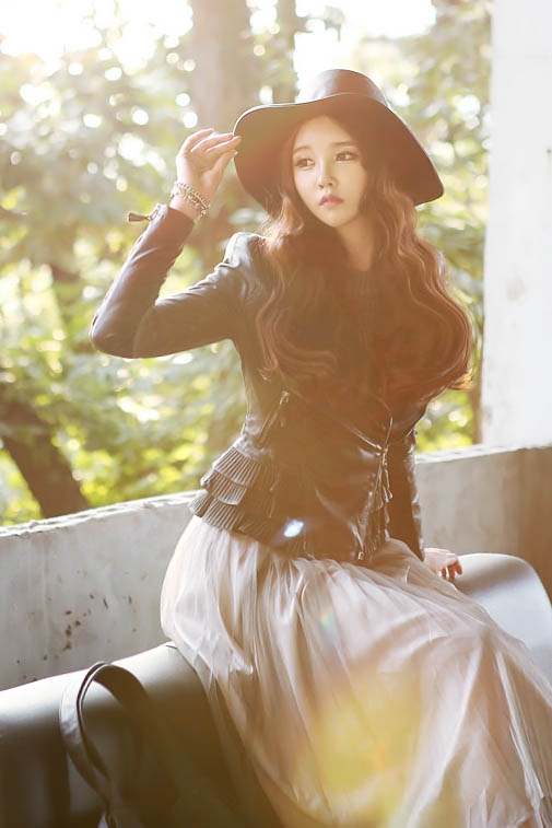 Mix &aacute;o da với chiếc v&aacute;y maxi d&agrave;i &nbsp;ph&ugrave; hợp cho những bạn th&iacute;ch nữ t&iacute;nh v&agrave; dịu d&agrave;ng. Ảnh: internet.