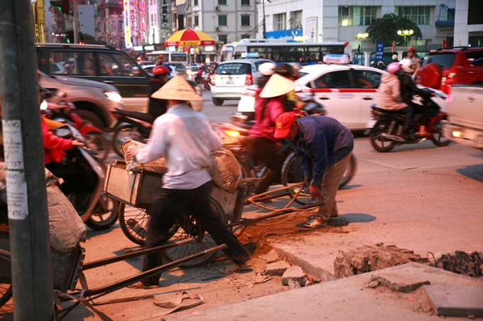 Trong khi đ&oacute;, lực lượng c&ocirc;ng nh&acirc;n vẫn đang tiếp tục thi c&ocirc;ng