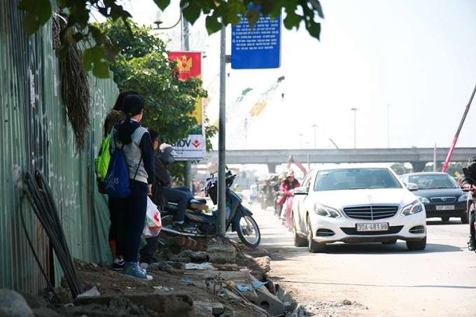 Kh&ocirc;ng chỉ c&oacute; người đi xe m&aacute;y, người đi xe bu&yacute;t cũng bị khổ l&acirc;y. Trước đ&acirc;y, tại đường Trần Duy Hưng c&oacute; hai nh&agrave; chờ m&aacute;i che nhưng hiện tại th&igrave; trống kh&ocirc;ng. Trời nắng kh&ocirc;ng sao, trời mưa th&igrave; thực sự l&agrave; &aacute;c mộng.