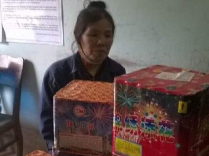 Đối tượng Trần Thị Hương c&ugrave;ng tang vật ph&aacute;o lậu bị bắt giữ. Ảnh T.L