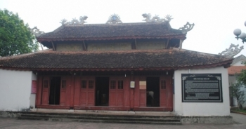 Nghệ An: Đền thờ Vua Mai Hắc Đế "chống nạng" chờ... sập