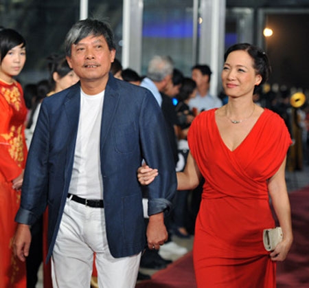 Cặp vợ chồng nghệ sĩ Phạm Việt Thanh - L&ecirc; Khanh &nbsp;tham gia liveshow của Ph&uacute; Quang với vai tr&ograve; l&agrave; đạo diễn h&igrave;nh ảnh v&agrave; MC