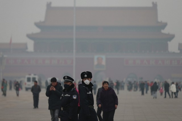 Ch&ugrave;m ảnh th&agrave;nh phố Bắc Kinh ch&igrave;m trong kh&oacute;i m&ugrave; d&agrave;y đặc