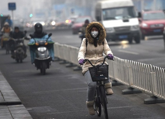 Ch&ugrave;m ảnh th&agrave;nh phố Bắc Kinh ch&igrave;m trong kh&oacute;i m&ugrave; d&agrave;y đặc