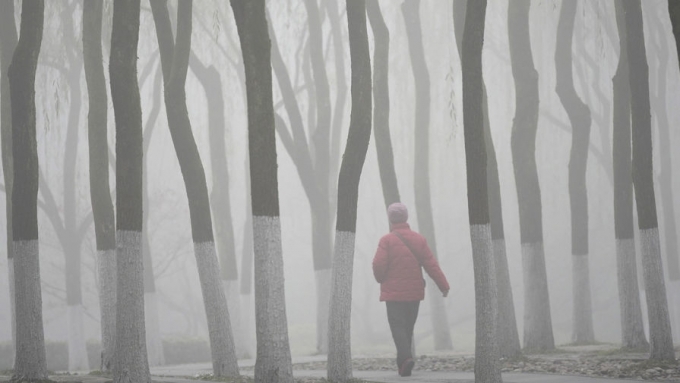 Ch&ugrave;m ảnh th&agrave;nh phố Bắc Kinh ch&igrave;m trong kh&oacute;i m&ugrave; d&agrave;y đặc