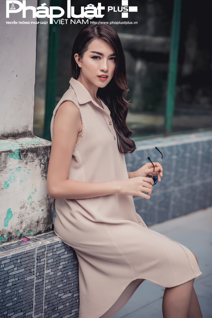 Khu&ocirc;n mặt c&aacute; t&iacute;nh, nhưng h&ograve;a hợp với thiết kế của nh&agrave; thiết kế&nbsp;Adrian Anh Tuấn