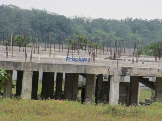 S&agrave;n tầng 1 duy nhất của c&ocirc;ng tr&igrave;nh nhưng lại trong t&igrave;nh trạng xuống cấp, bỏ hoang.