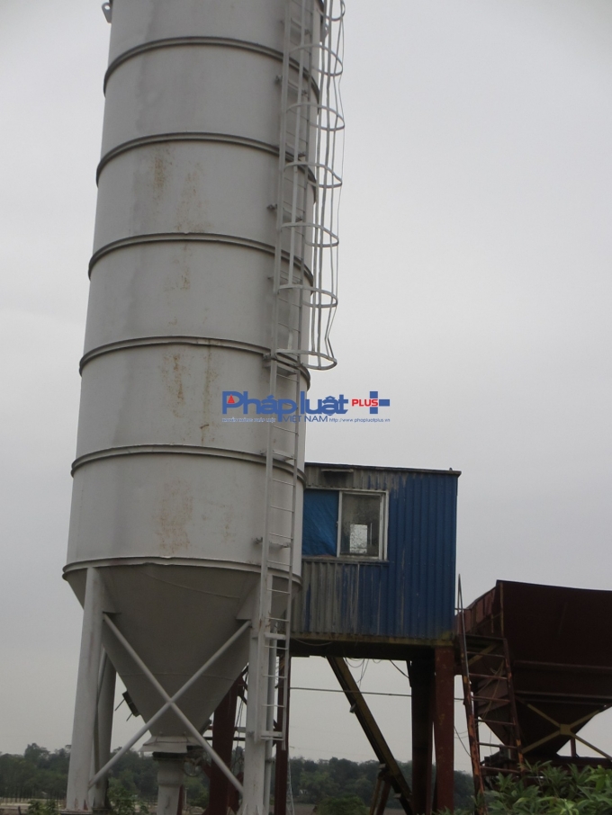 C&aacute;c thiết bị như m&aacute;y trộn b&ecirc; t&ocirc;ng nằm im l&igrave;m trong khu dự &aacute;n.&nbsp;