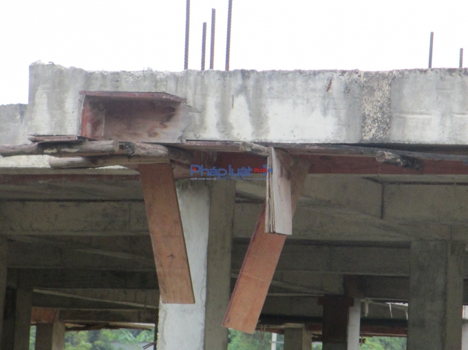 Sự chắp v&aacute;, hoen gỉ bởi dấu hiệu thời gian.