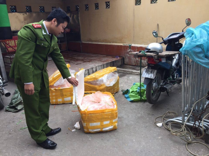 C&ocirc;ng an phường Mai Động đ&atilde; ph&aacute;t hiện v&agrave; bắt giữ được 3 th&ugrave;ng xốp chứa thịt v&agrave; nầm lợn kh&ocirc;ng r&otilde; nguồn gốc xuất xứ&nbsp;