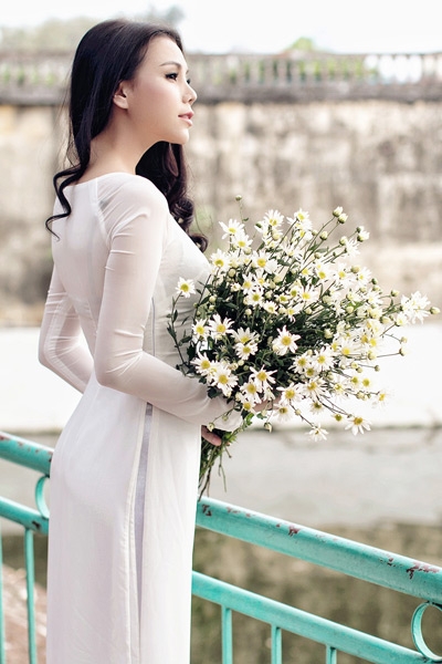 Tr&agrave; Ngọc Hằng đẹp dịu d&agrave;ng với m&agrave;u trắng tinh kh&ocirc;i. Ảnh: internet.