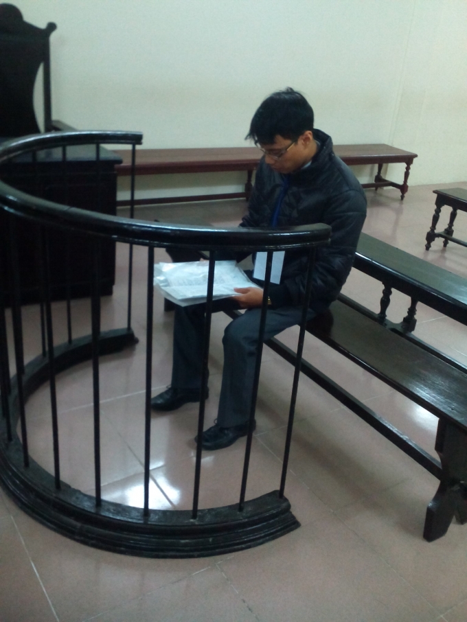 Phạm L&ecirc; Anh trước v&agrave;nh m&oacute;ng ngựa trong phi&ecirc;n x&eacute;t xử